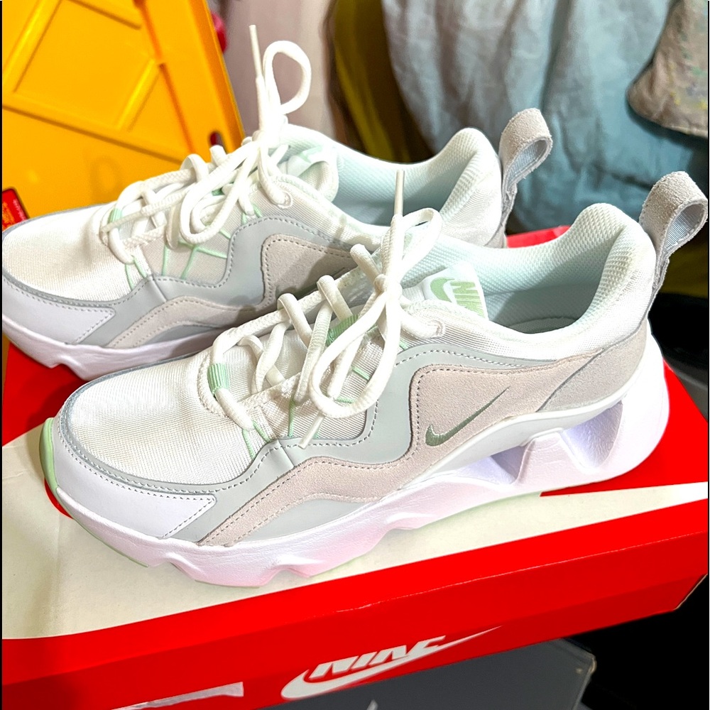 new woman Nike RYZ 365 with shoes box size 6.5
